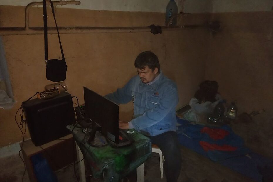 A wikipedian from Kharkiv, a city close to Russian border, editing in a bomb shelter by Cheatman99 under CC BY-SA 4.0